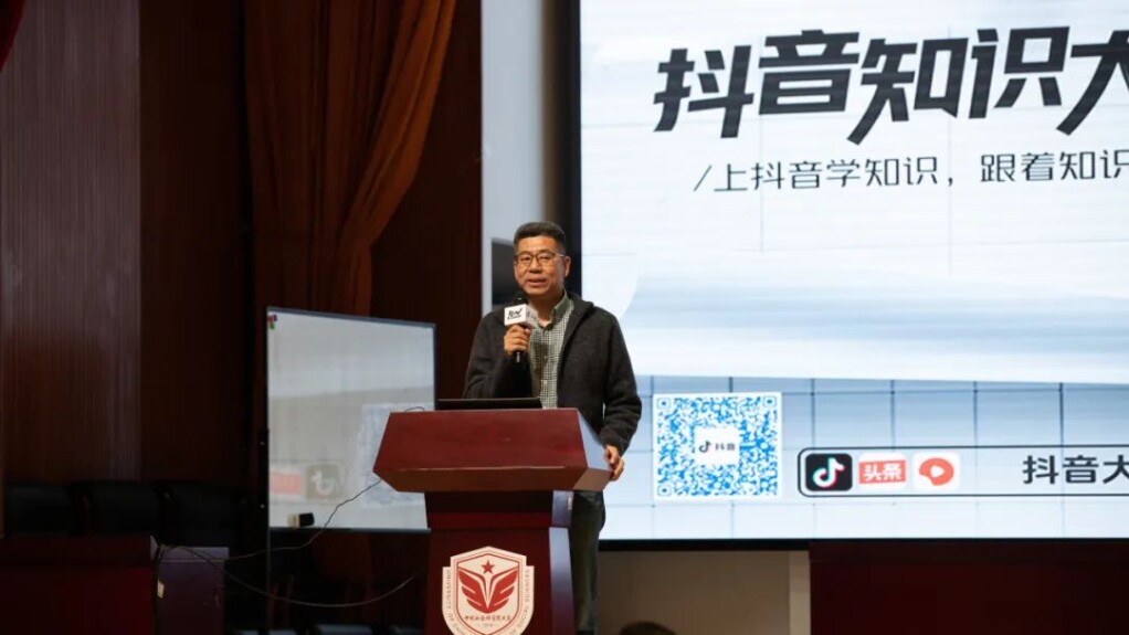 何书记致辞.jpg