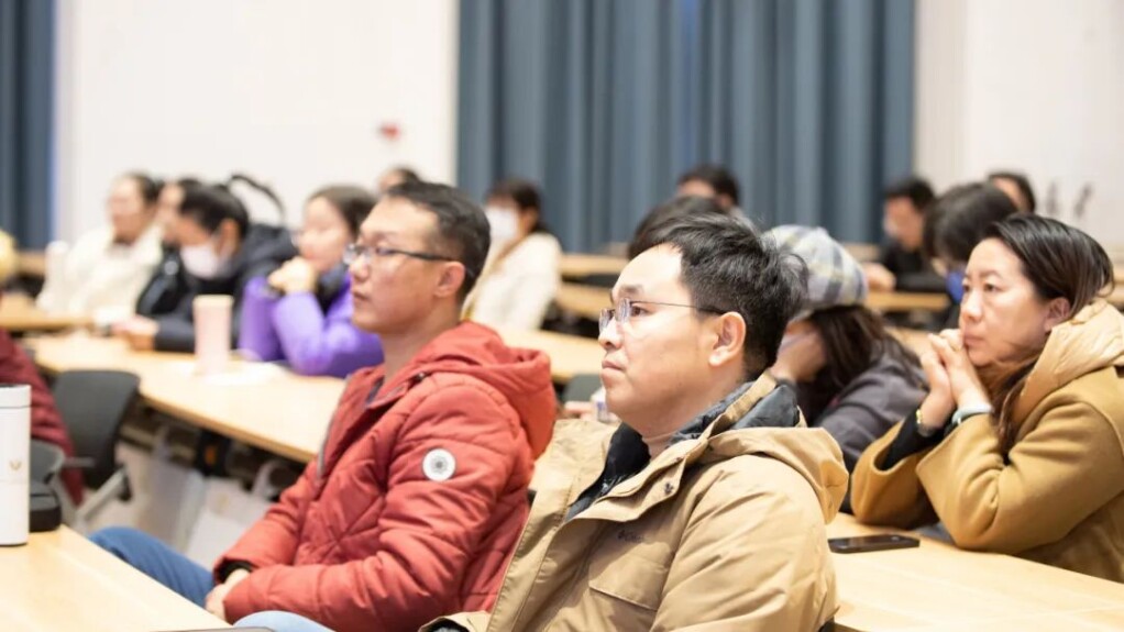 同学听讲.jpg